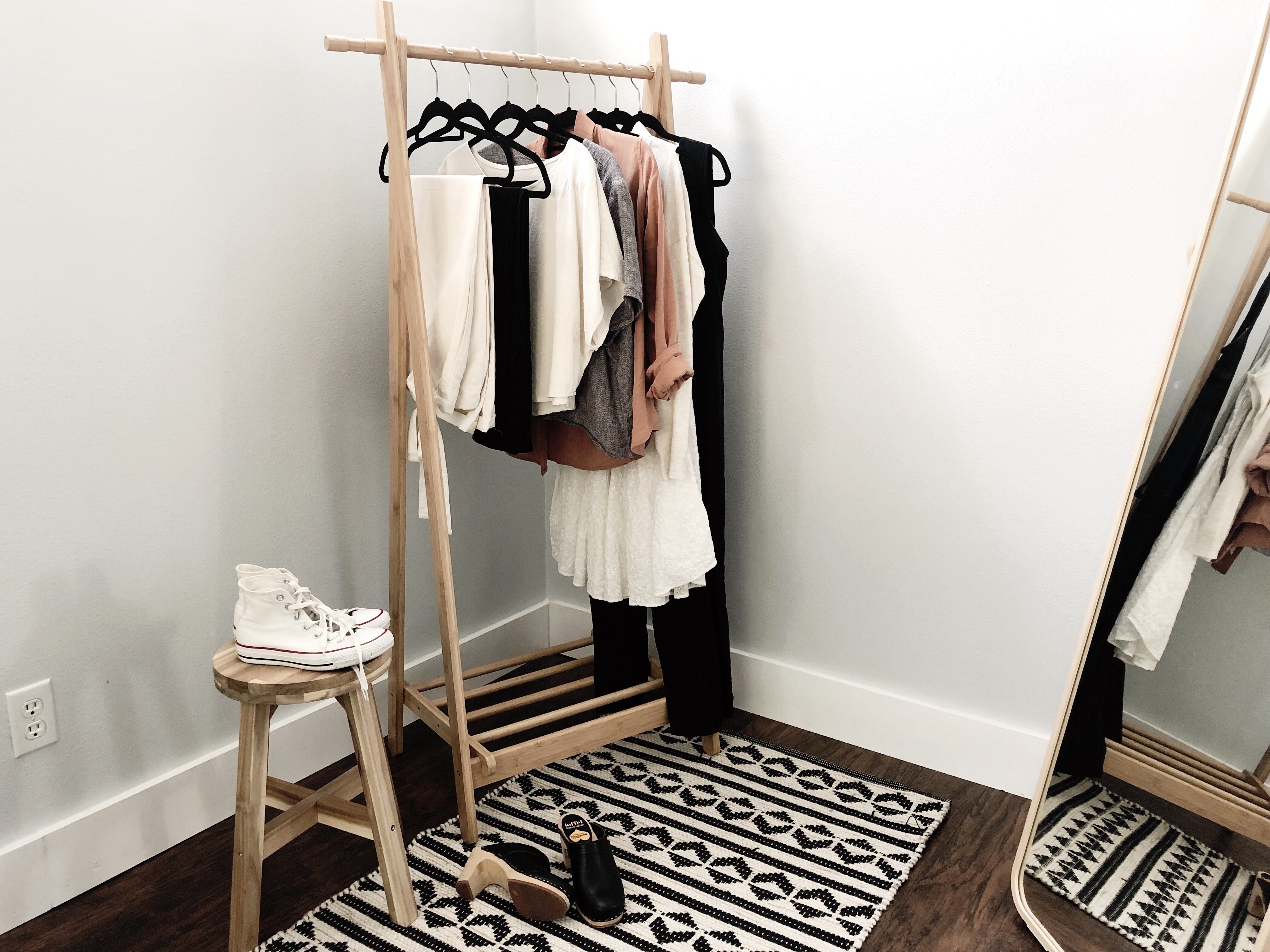 You are currently viewing How to Build Your First Capsule Wardrobe