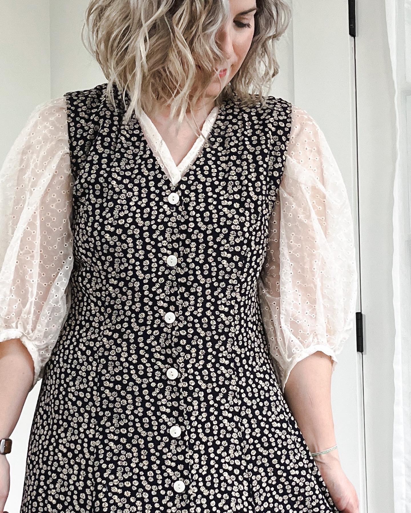 You are currently viewing How to Make A Lot Of Outfits With A Mini Capsule Wardrobe of 5 Items